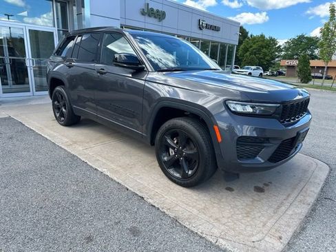 Used 2023 Jeep Grand Cherokee Altitude AWD/4WD image 11