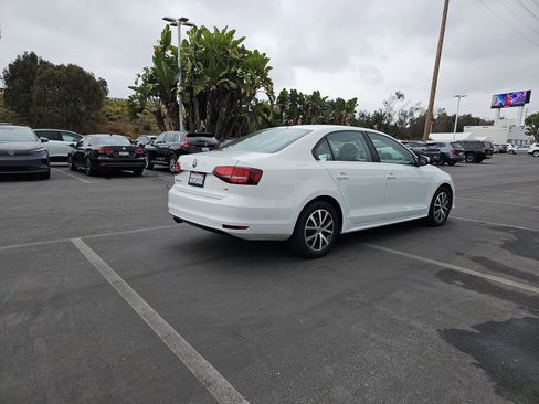 Used 2017 Volkswagen Jetta SE image 5