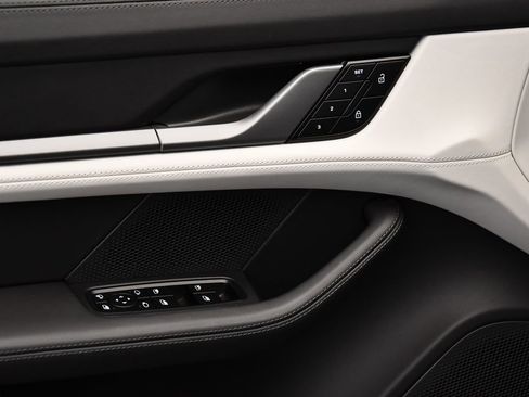 Used 2025 Porsche Taycan image 34