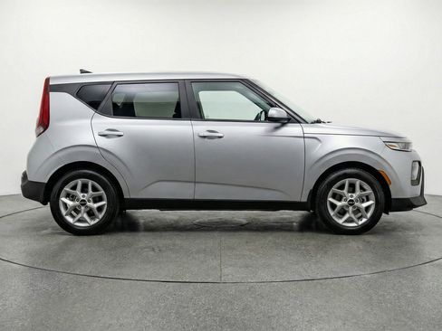 Used 2025 Kia Soul LX w/ LX Technology Package image 11