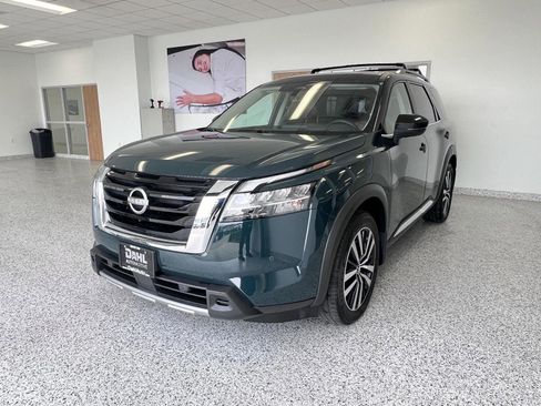 Used 2024 Nissan Pathfinder Platinum AWD/4WD image 3