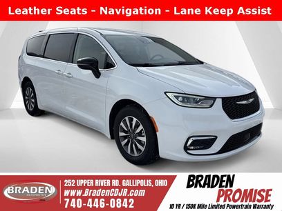 Used 2024 Chrysler Pacifica Select