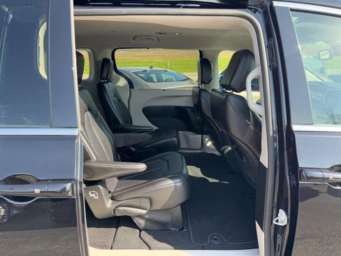 Used 2024 Chrysler Pacifica Touring-L FWD image 12