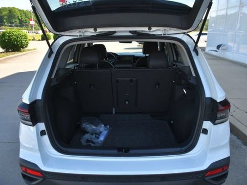 Used 2025 Volkswagen Taos SE w/ Taos MDO Package FWD image 9