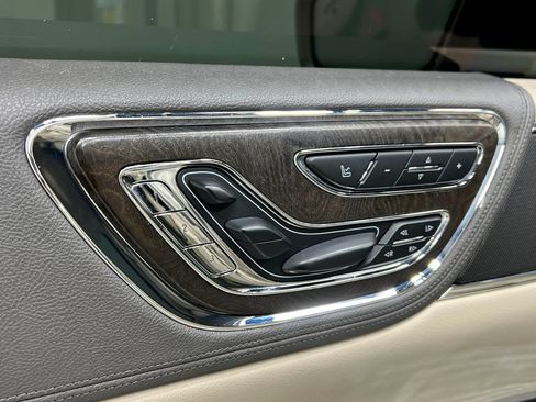 Used 2017 Lincoln Continental Select w/ Climate Package FWD image 17