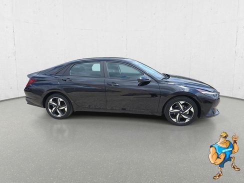 Used 2023 Hyundai Elantra SEL w/ Convenience Package image 4