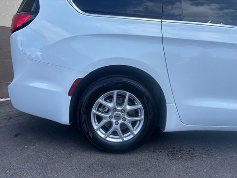 Used 2023 Chrysler Pacifica Touring-L FWD image 4