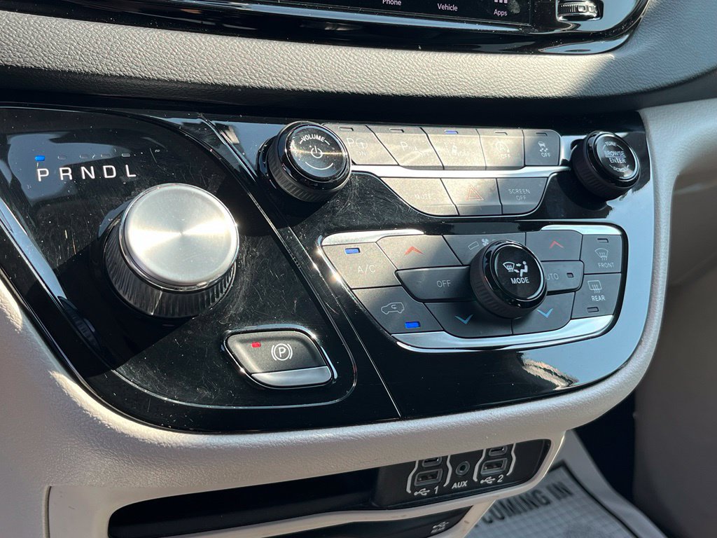 Used 2022 Chrysler Pacifica Touring-L w/ Uconnect Theater Family Group FWD image 21