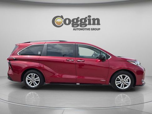 Certified 2021 Toyota Sienna XSE AWD/4WD image 7
