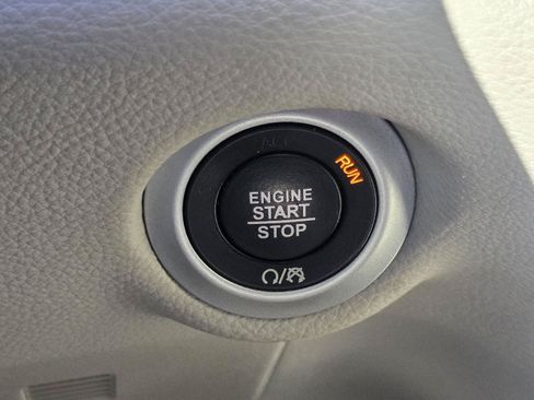 Used 2021 Chrysler Pacifica Touring-L FWD image 14