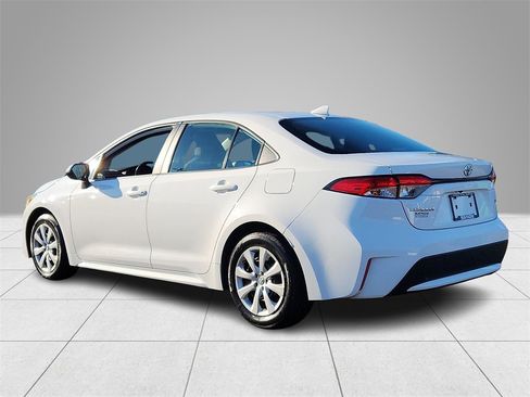 Used 2022 Toyota Corolla LE image 6