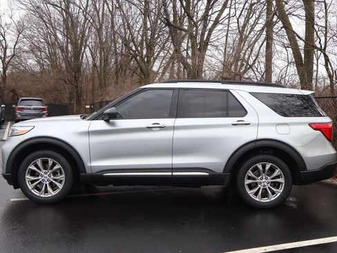 Used 2022 Ford Explorer XLT w/ Equipment Group 202A image 4