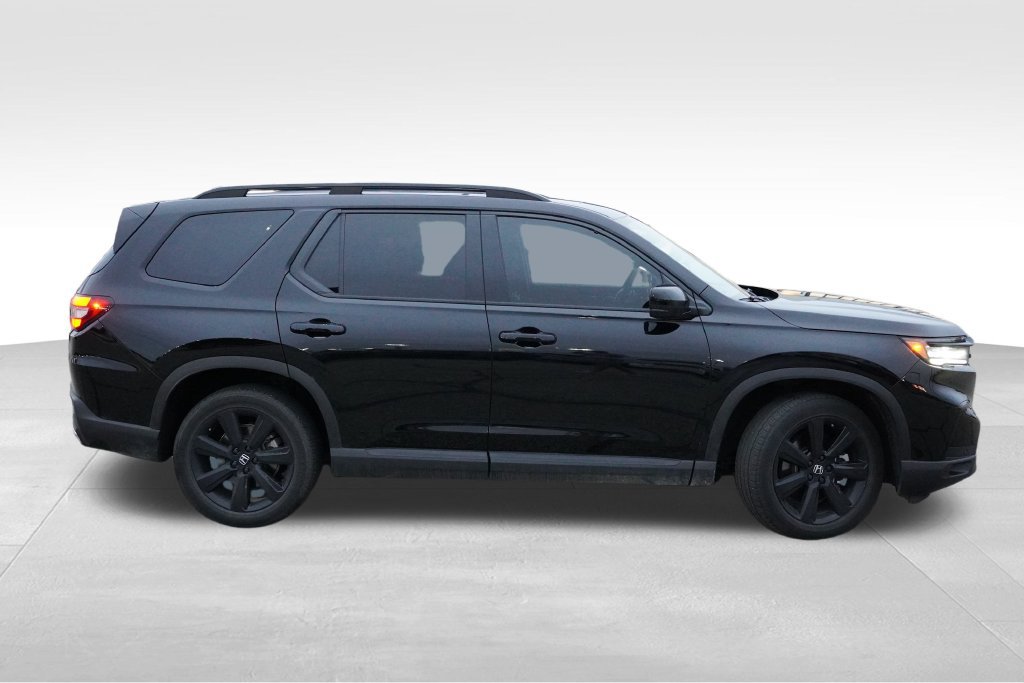 Used 2025 Honda Pilot Black Edition image 3