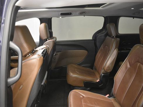 Used 2017 Chrysler Pacifica Limited image 26