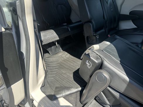 Used 2017 Chrysler Pacifica Touring-L w/ Tire & Wheel Group FWD image 36
