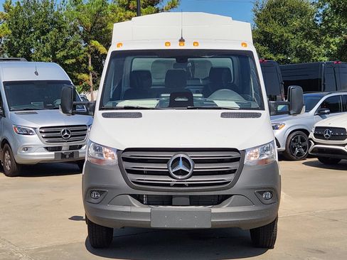 Used 2025 Mercedes-Benz Sprinter 4500 image 4