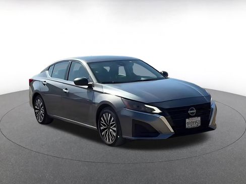 Used 2025 Nissan Altima 2.5 SV image 3