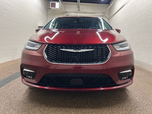 Used 2023 Chrysler Pacifica Touring-L image 6