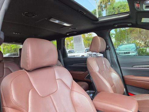 Used 2024 Kia Telluride EX w/ EX Captain's Chair Package image 11