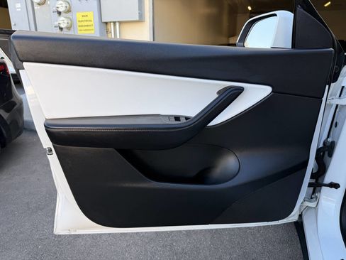 Used 2022 Tesla Model Y Long Range image 19