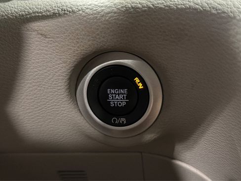 Used 2023 Chrysler Pacifica Limited FWD image 35