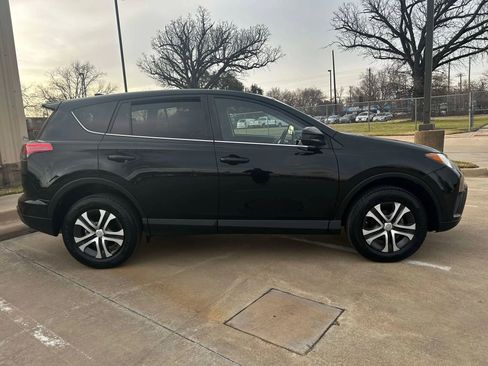 Used 2018 Toyota RAV4 LE image 7