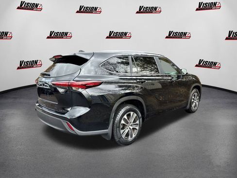 Used 2024 Toyota Highlander XLE image 5
