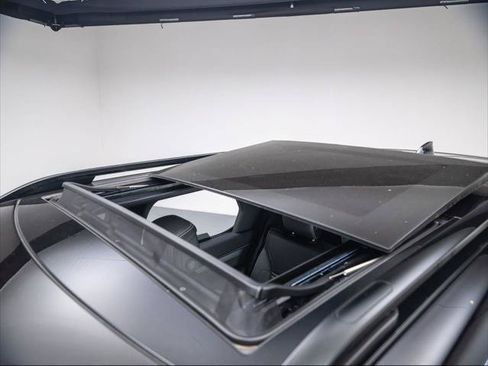 New 2026 Land Rover Discovery Limited Edition AWD/4WD image 14