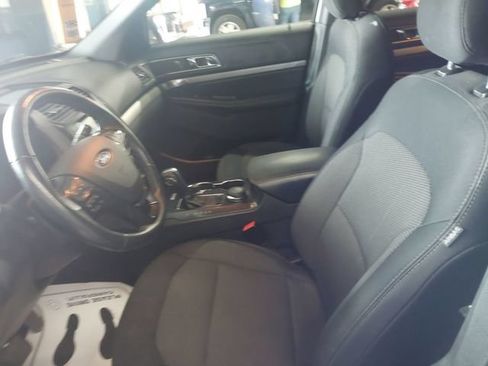 Used 2019 Ford Explorer XLT AWD/4WD image 3