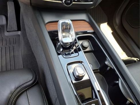 Used 2024 Volvo XC60 T8 Ultimate w/ Protection Package Premier AWD/4WD image 28