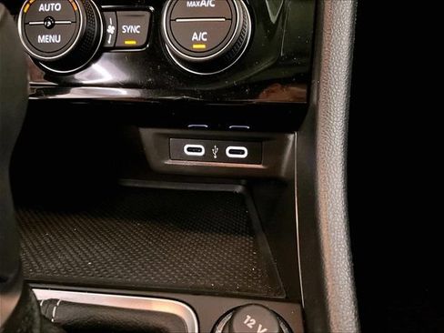 Used 2023 Volkswagen Jetta SE w/ Panoramic Sunroof Package FWD image 31