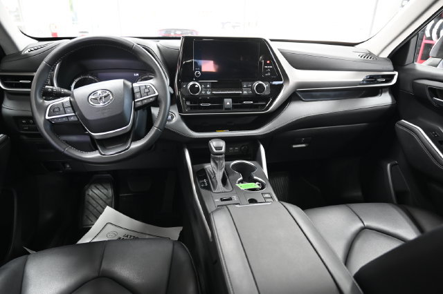 Used 2023 Toyota Highlander XLE AWD/4WD image 13