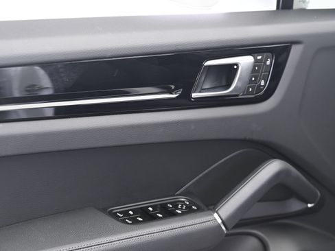 Certified 2023 Porsche Cayenne AWD/4WD image 27