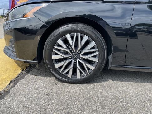 Used 2024 Nissan Altima 2.5 SV FWD image 9