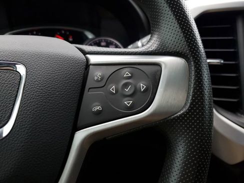 Used 2022 GMC Acadia SLE image 25