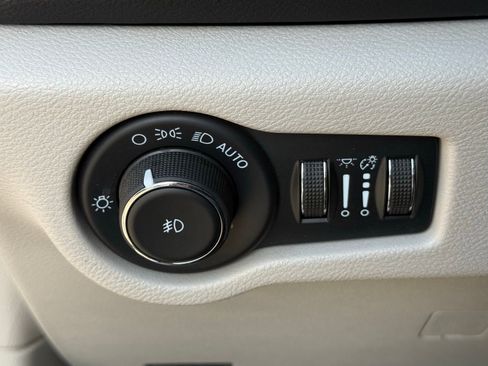 Used 2022 Chrysler Pacifica Touring-L FWD image 25