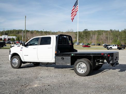 New 2026 RAM 4500 4x4 Crew Cab DRW w/ Laramie Trim Package image 7