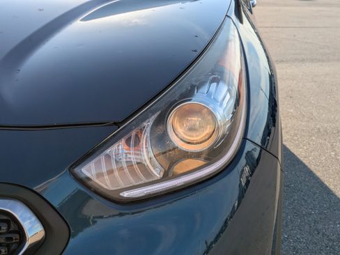 Certified 2017 Kia Niro LX image 10