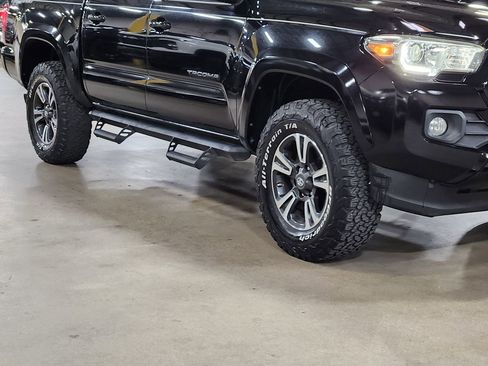 Used 2018 Toyota Tacoma TRD Sport w/ Technology Package image 16