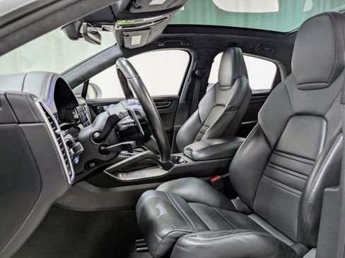 Used 2020 Porsche Cayenne Turbo image 14