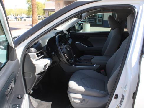 Used 2022 Toyota Highlander LE AWD/4WD image 14