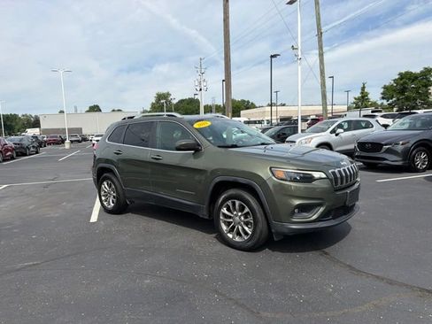 Used 2019 Jeep Cherokee Latitude Plus w/ Comfort/Convenience Group AWD/4WD image 2