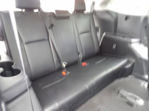 Used 2021 Toyota Highlander XLE AWD/4WD image 32