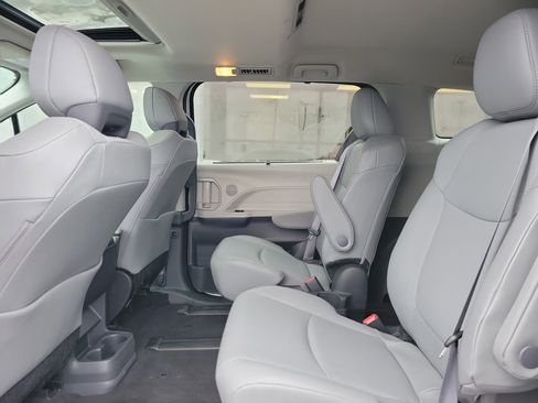 Used 2023 Toyota Sienna XLE image 11