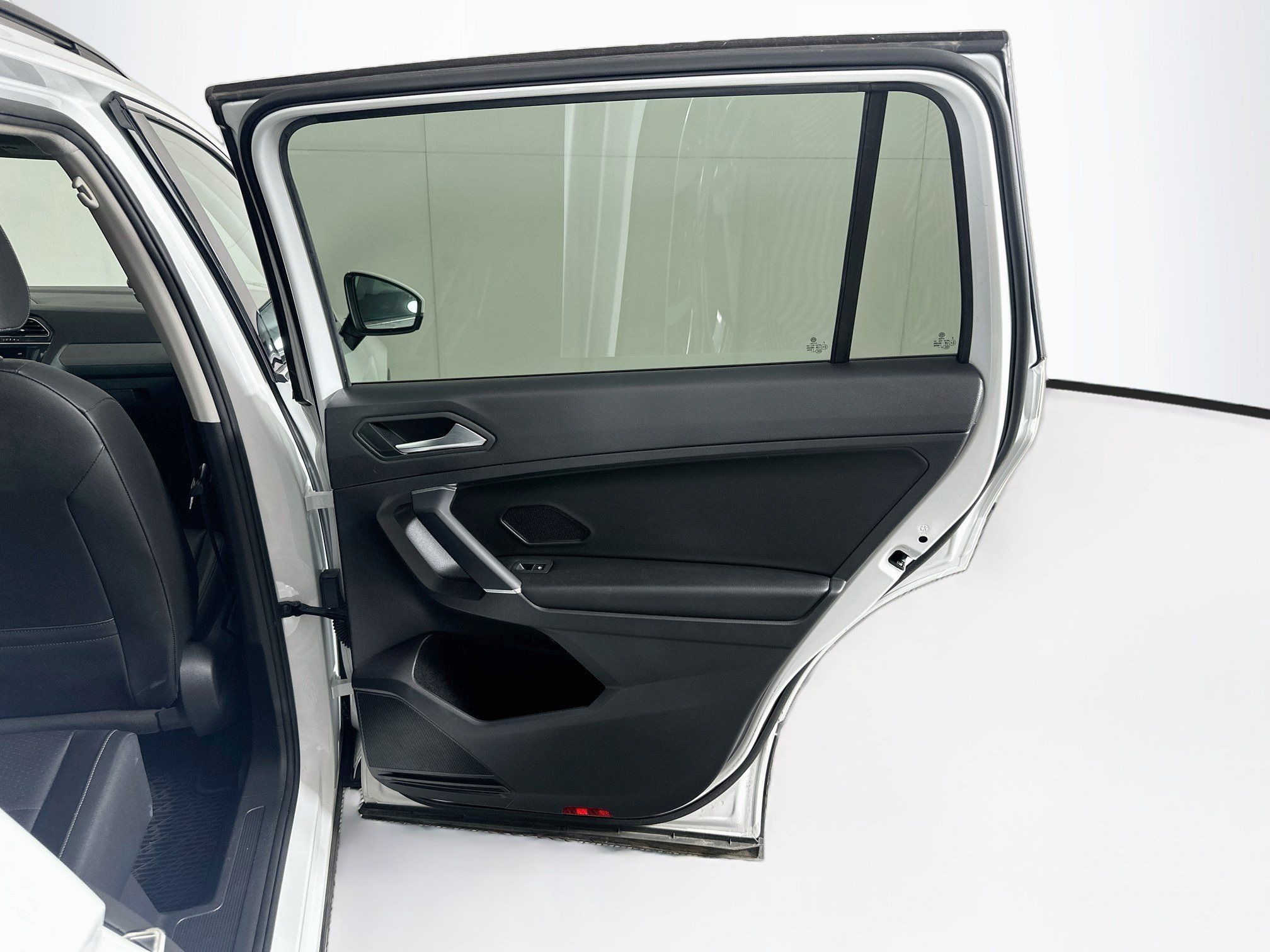 Used 2020 Volkswagen Tiguan SE FWD image 28