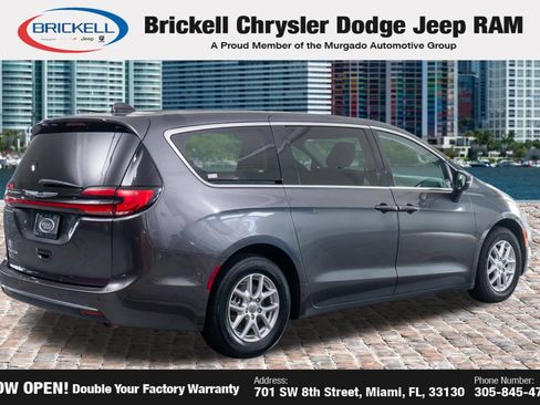 Used 2023 Chrysler Pacifica Touring-L FWD image 7