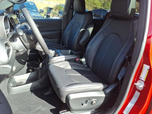 New 2026 Chrysler Pacifica Select image 5