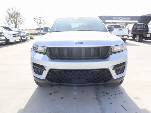 New 2025 Jeep Grand Cherokee Altitude image 9