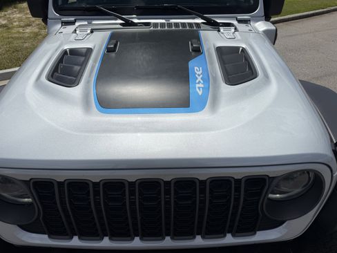 Used 2024 Jeep Wrangler Unlimited Rubicon 4xe image 13