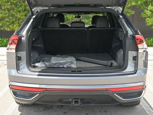 Used 2020 Volkswagen Atlas Cross Sport SE w/ Panoramic Sunroof Package FWD image 8